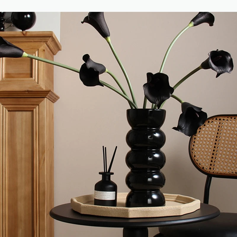 vase moderne noir blanc rose pâle rouge boudiné décoration intérieure arrangement fleurs artificielles table
