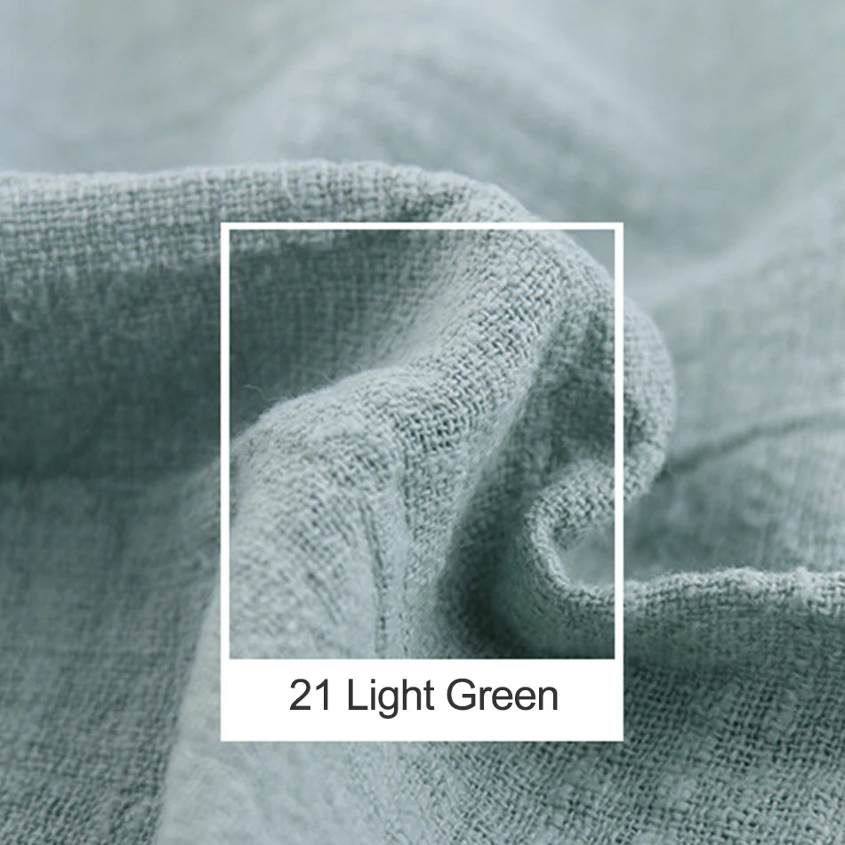 Gros plan sur un tissu vert clair aux textures douces et floues, avec un message indiquant la nuance "21 Light Green".