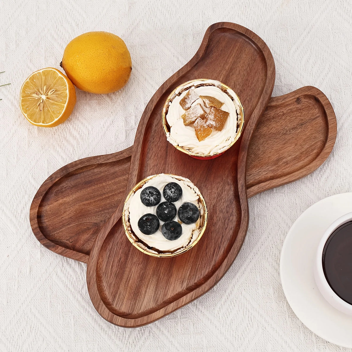 assiettes bois marron clair grain naturel moderne organique décoration cuisine repas festive