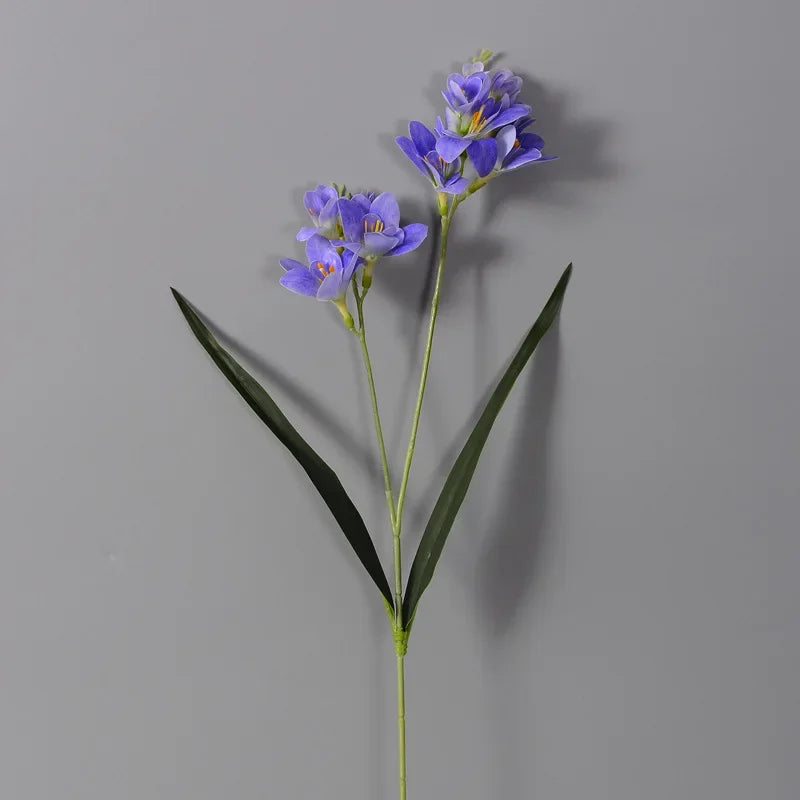 décoration intérieure bouquet artificielle orchidée blanc bleu rose feuilles verte moderne minimaliste