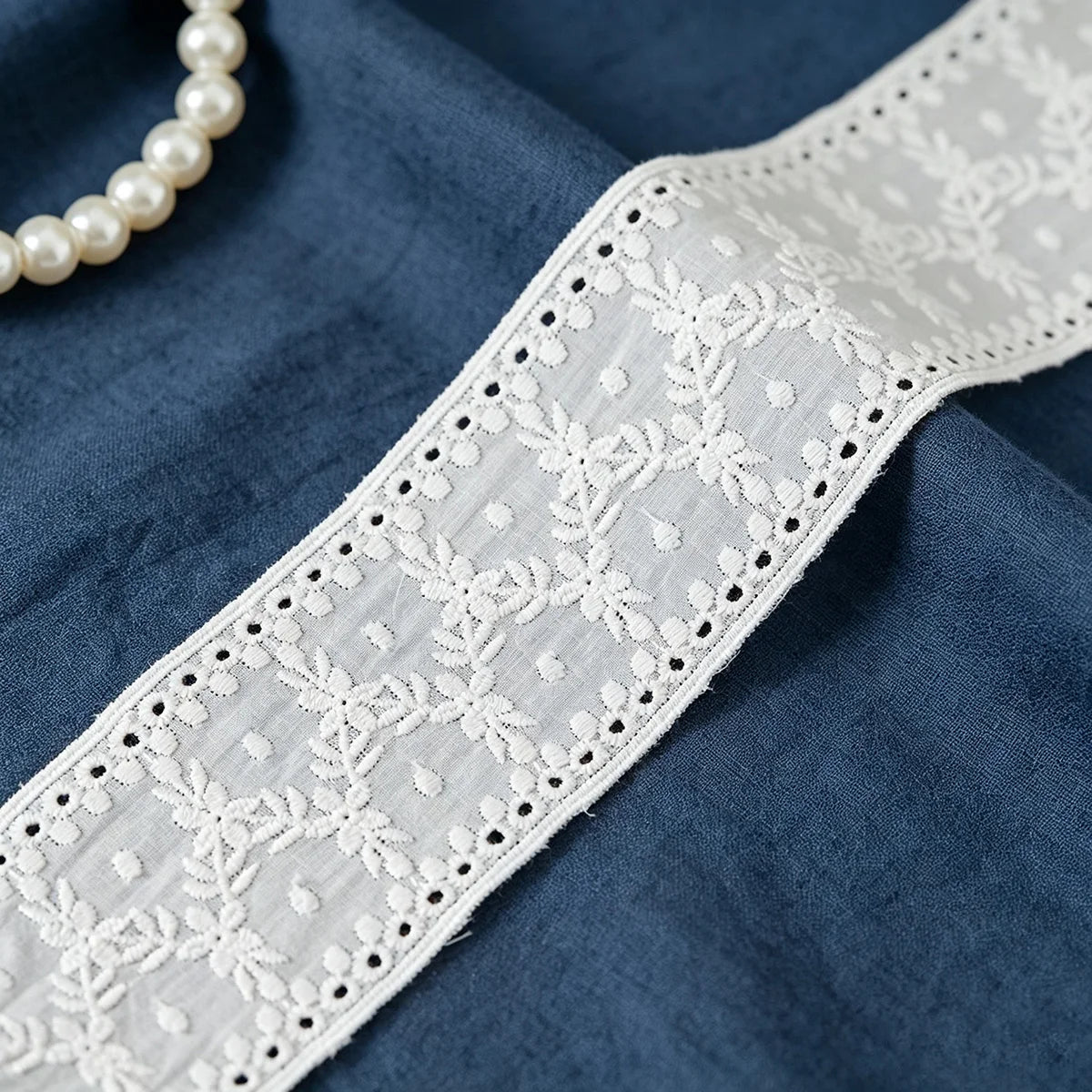 ruban dentelle blanche fleurs coton polyester accessoire couture diy robe jupe décoration artisanale classique