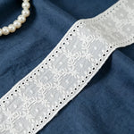 ruban dentelle blanche fleurs coton polyester accessoire couture diy robe jupe décoration artisanale classique