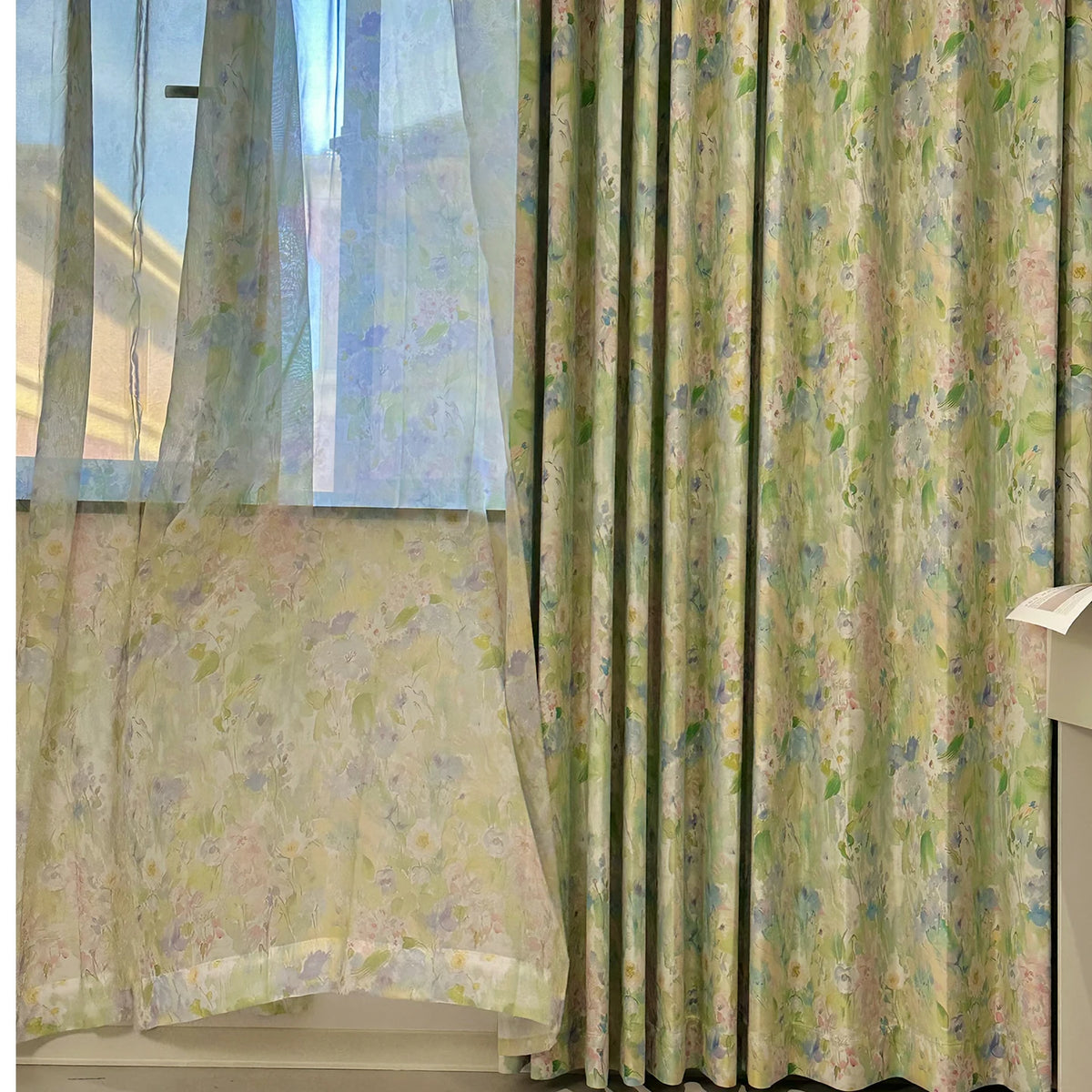 rideau moderne vert motif fleurs feuilles semi transparent pompons salon chambre