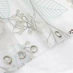 Image représentant des rideaux blancs élégants, réalisés à partir de matériaux de haute qualité. Ces rideaux ajoutent une sensation de calme et de pureté à n'importe quelle pièce, grâce à leur couleur blanche immaculée. Parfait pour ceux qui cherchent à créer un intérieur lumineux et aéré.