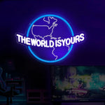 enseigne lumineuse néon carte monde THE WORLD IS YOURS bleu rose blanc fixations intérieur