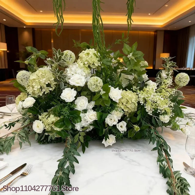 décoration mariage arrangement floral roses blanches hortensias verts anthuriums feuillage dense élégant romantiqueextérieur