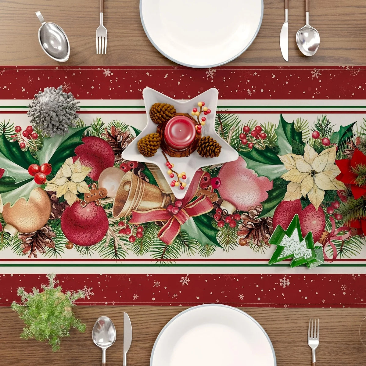 Sur la table de Noël, on voit une décoration festive composée de branches de sapin, de cônes, de fruits rouges et de bougies. Cette composition crée une ambiance chaleureuse et traditionnelle pour les fêtes de fin d'année.
