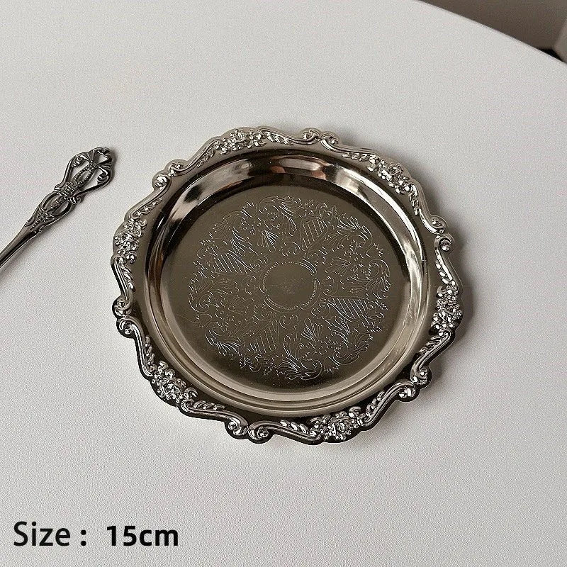 assiettes decoratives argent doré ornements floraux geometriques classiques table dessert bijoux