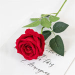 bouquet roses artificielles rouge élégantes décoration intérieure mariage anniversaire festives modernes minimalistes