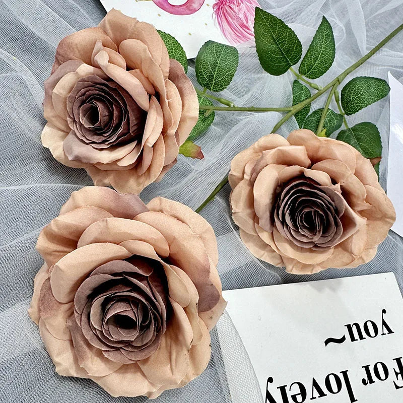 Bouquet roses artificielles soie rouge rose blanc violet feuilles vertes moderne décoration intérieure table