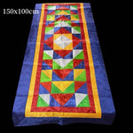 tapis traditionnel brodé patchwork géométrique couleurs vives élégant table manger
