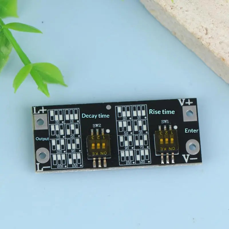 circuits electroniques integres noir composants transistors led boutons rouges standard hc90n03m r1 r2 c1