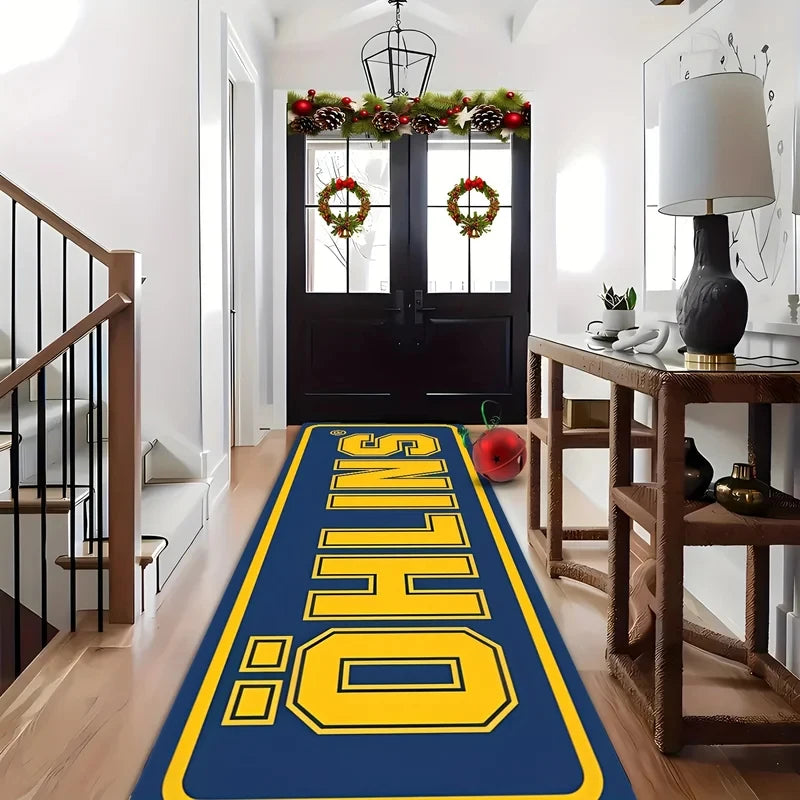 tapis anti dérapant moderne öhlins bleu foncé jaune motif lettres bordure blanche polyester