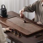 plateau thé bois bambou moderne lignes verticales marron foncé tasses théière salon chambre
