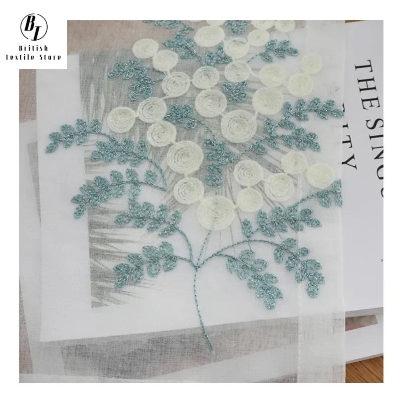 rideau voile transparent moderne motif fleurs blanches bleu clair fenêtre salon chambre maison