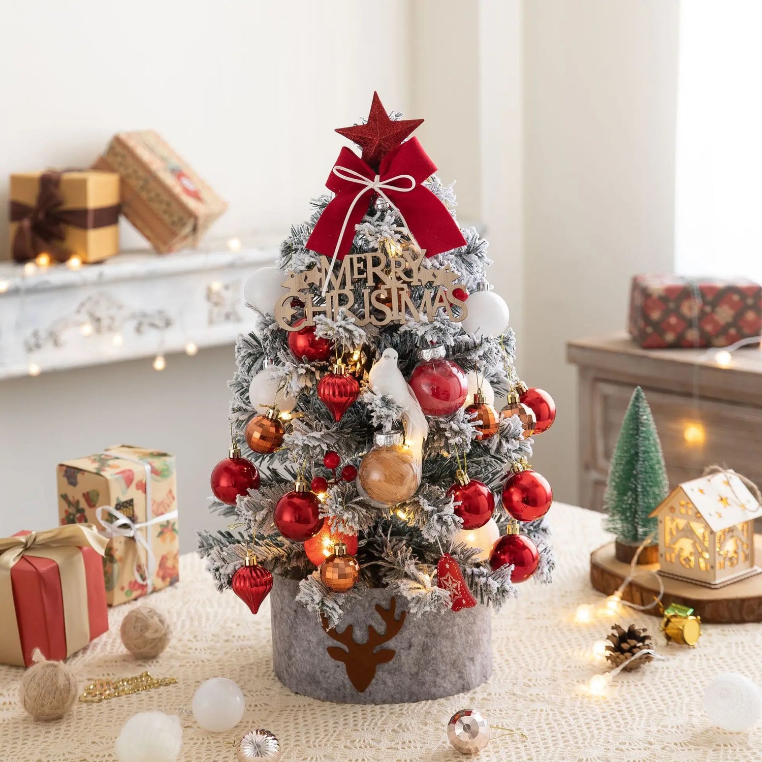 Sapin de Noël gris clair 45cm décoré sur table de chevet