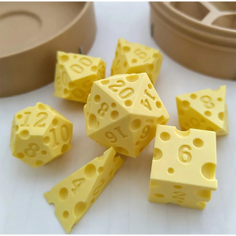 jeux dés forme fromage emmental d4 d6 d8 d10 d12 d20 box ludique original