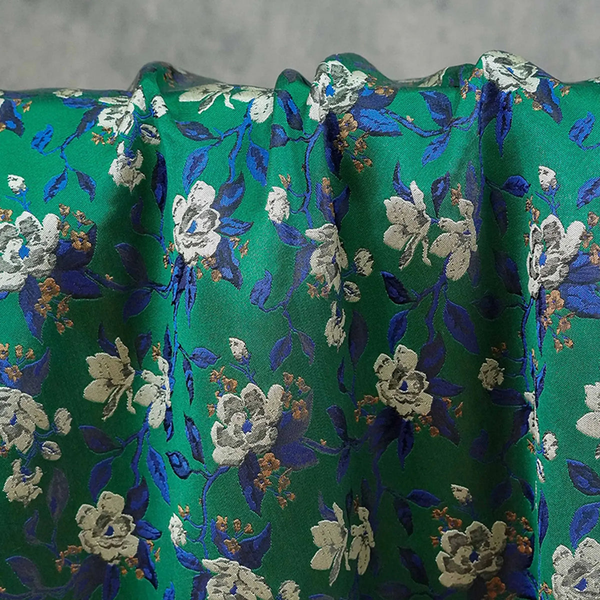 tissu imprimé fleurs blanches vert polyester classique résistance intempéries opacité tissu brocart Jacquard