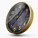 Horloge murale noire dans un salon avec décoration nordique