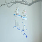 mobile mural thème marin bateaux dauphins élément nautiques blanc bleu beige modernes fixations