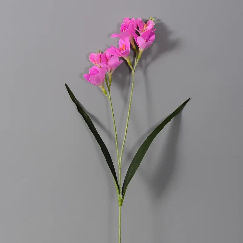 décoration intérieure bouquet artificielle orchidée blanc bleu rose feuilles verte moderne minimaliste