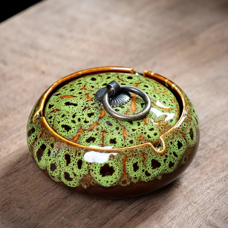 cendrier moderne élégant texture granulée motifs floraux noir bleu vert anneau métallique anti insectes
