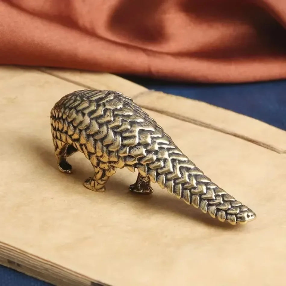 ornement métallique statuette pangolin doré émaillé écailles animalier décoration maison