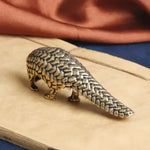 ornement métallique statuette pangolin doré émaillé écailles animalier décoration maison