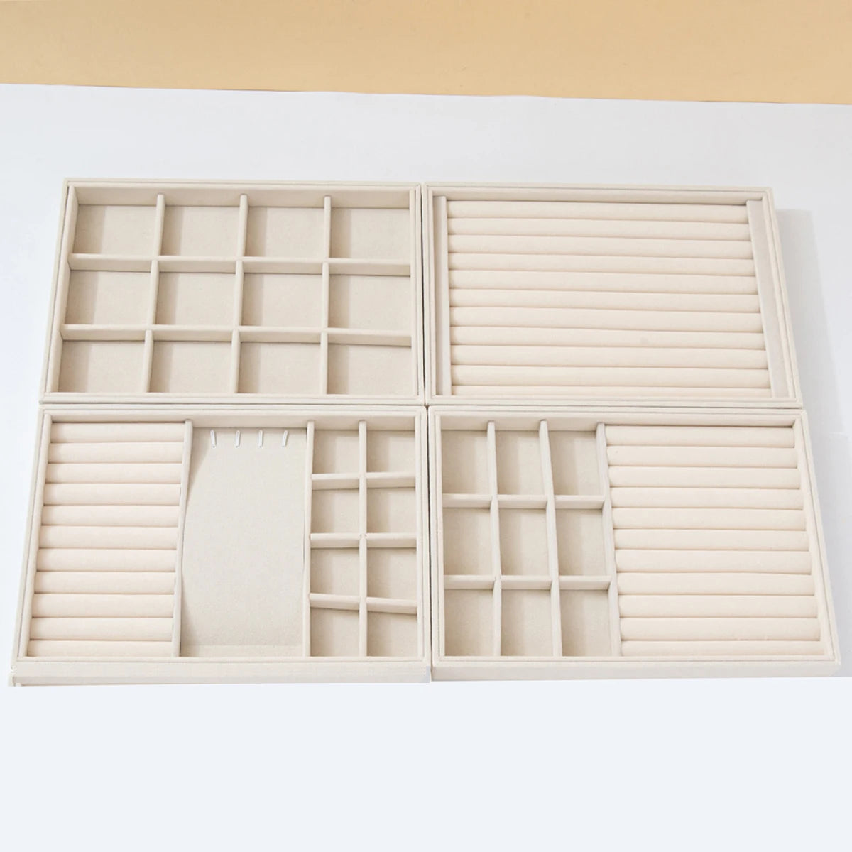 boîte bijoux velours beige clair moderne rangement colliers bagues boucles oreilles plateau carreaux