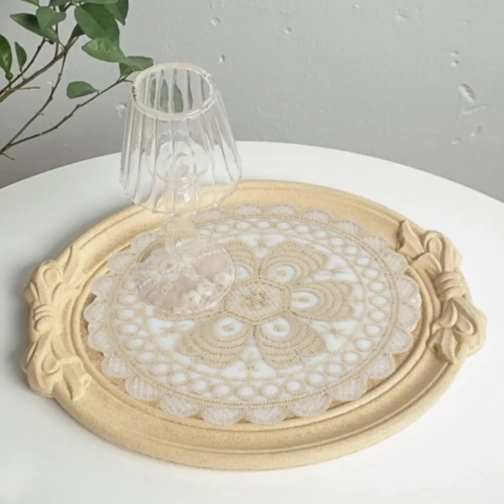 serviettes table brodées fleurées vintage romantique beige blanc marron clair tasse soucoupe cuillère