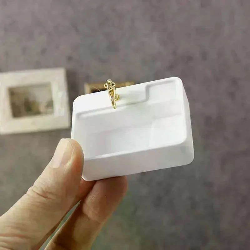 présentoir bijoux boucles doreilles blanc doré minimaliste moderne accessoires poupées 12èmes résine