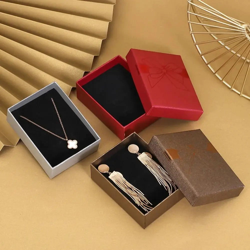 boîte rangement bijoux or rouge argent noir brillants rubis classique élégant pendentifs fermeture éclair