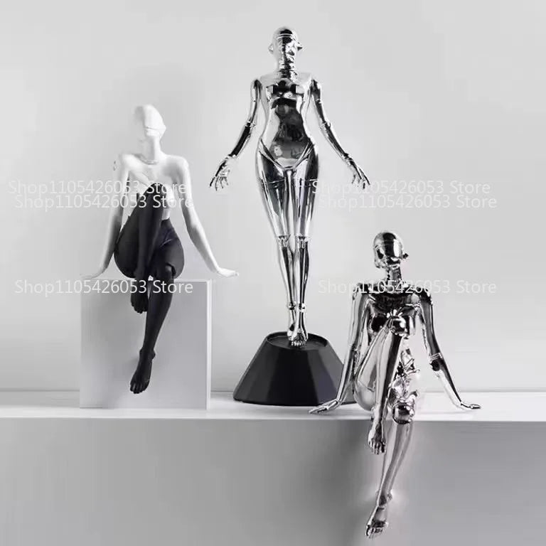 figurine humaine moderne argentée table chaises vases livres decoration intérieure robotique
