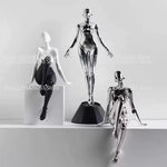 figurine humaine moderne argentée table chaises vases livres decoration intérieure robotique