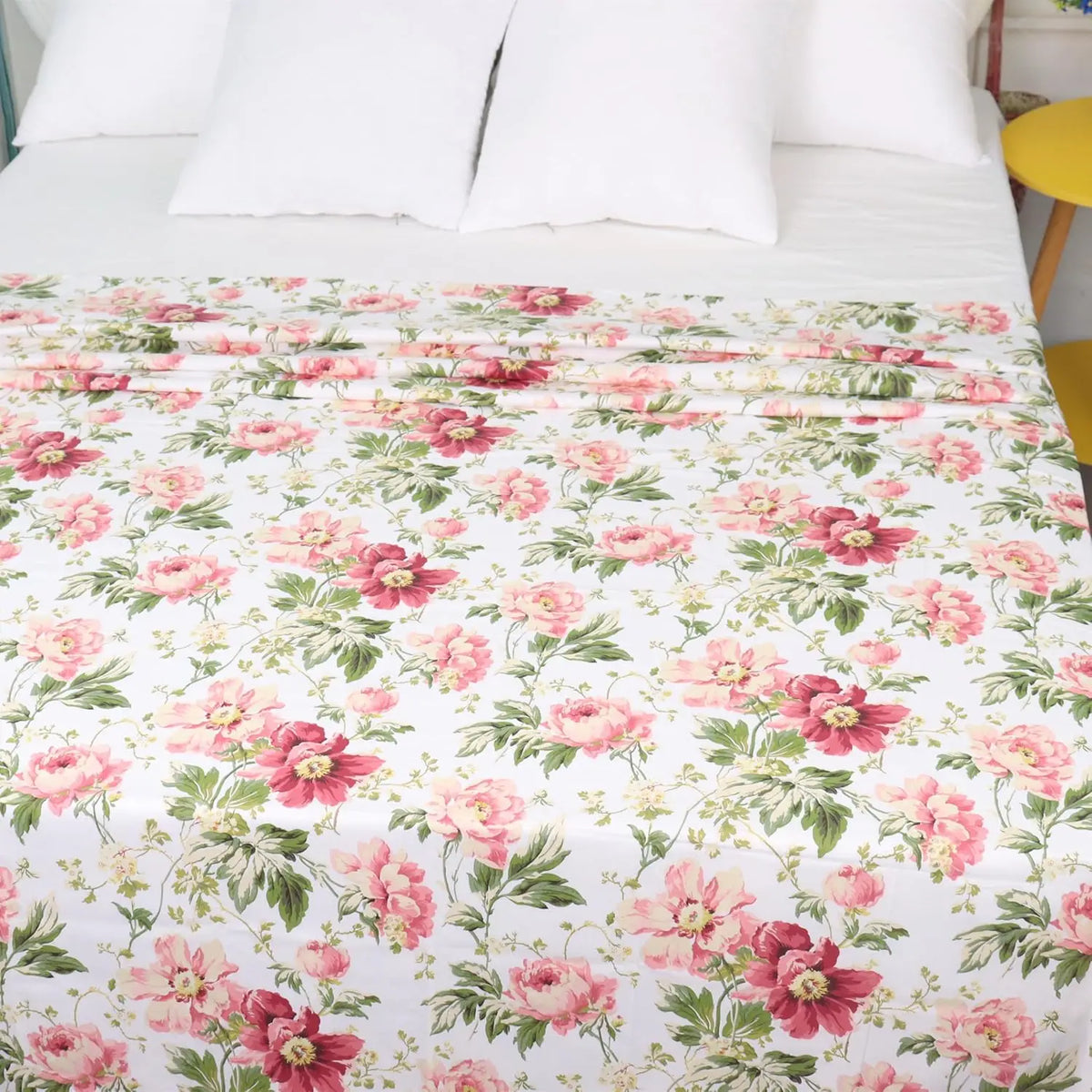 drap plat imprimé fleurs roses vertes fond blanc lit adulte simple classique polyester