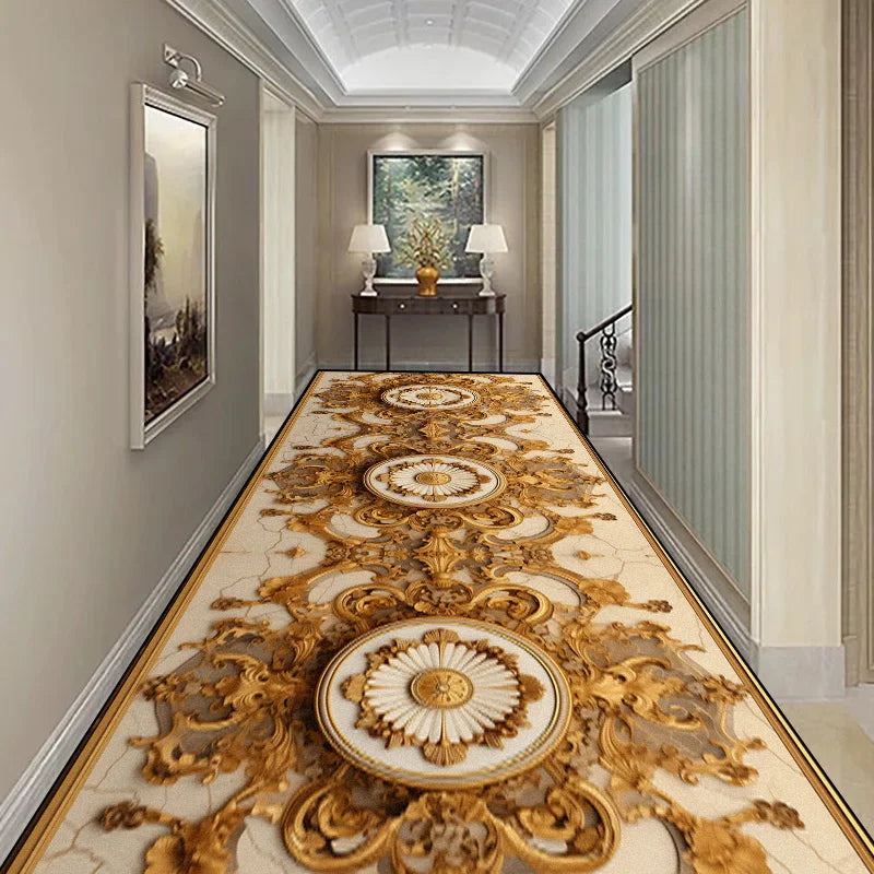 Un élégant couloir avec un sol aux motifs ornementaux dorés et un mobilier raffiné, créant une atmosphère de luxe et de sophistication.