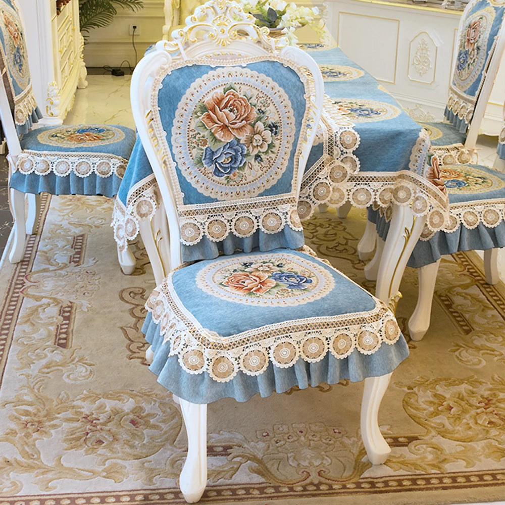 Chaises de salle à manger élégantes et ornées de motifs floraux bleus et blancs, avec une dentelle et des décorations riches.