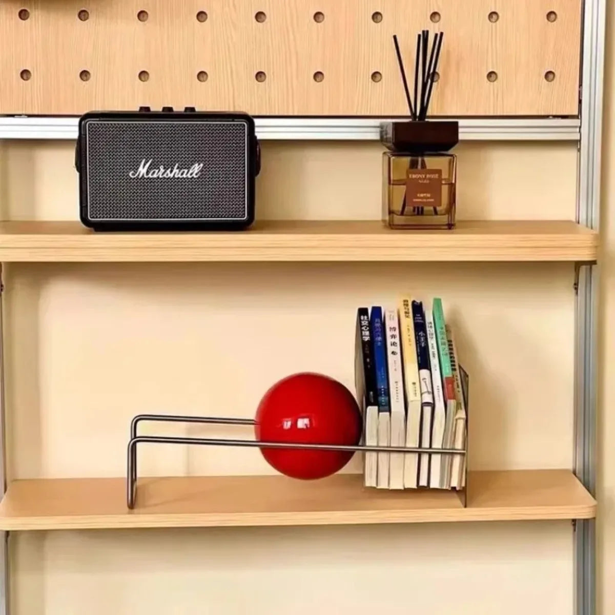 support rangement métal minimaliste étagères bois clair porte livres boule rouge diffuseur verre transparent