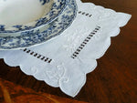 chemin table floral brodé lin blanc motifs ajourés vintage traditionnel festonné rectangle