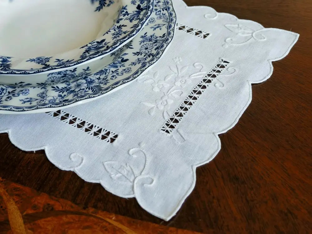 chemin table floral brodé lin blanc motifs ajourés vintage traditionnel festonné rectangle