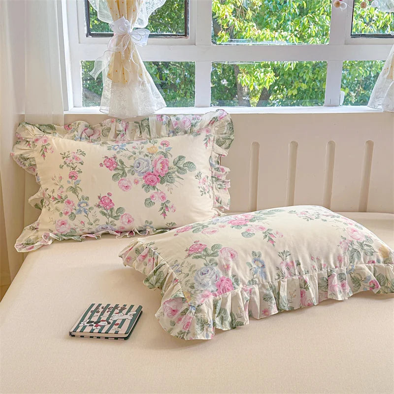 coussin floral vintage coton beige rose vert bleu bordure frisée lit maison