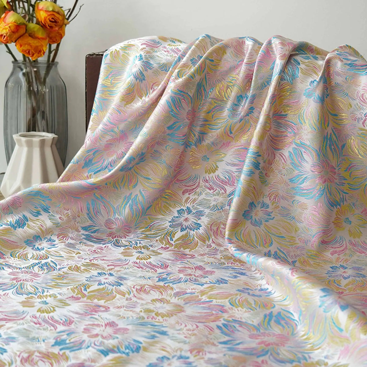 tissu décoration floral blanc rose bleu jaune motifs stylisés texture brillante polyester large 150cm