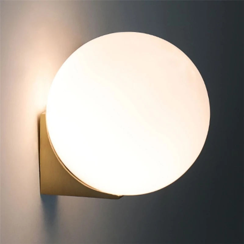 lampe murale moderne minimaliste sphérique verre blanc doré opacité fixée mur