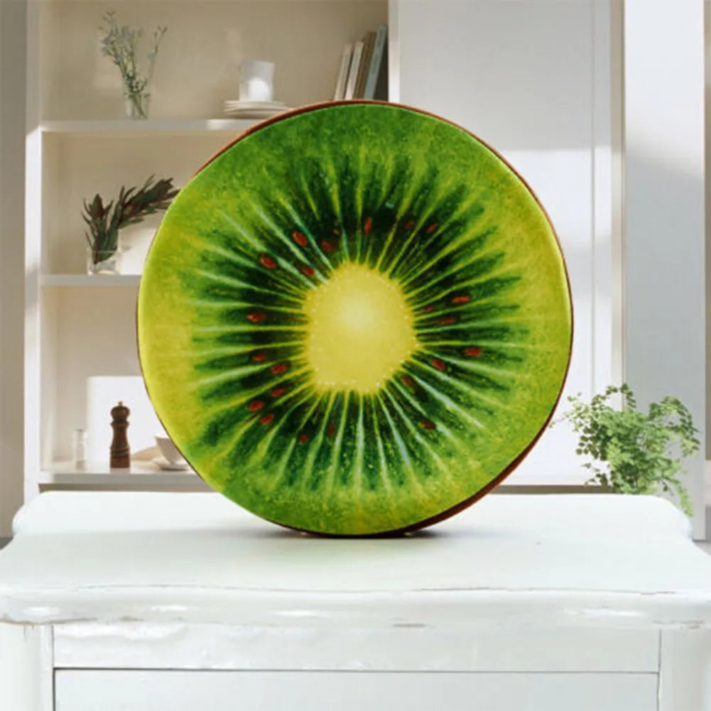 Housse de coussin fruité décorative sur chaise de jardin, vue de côté