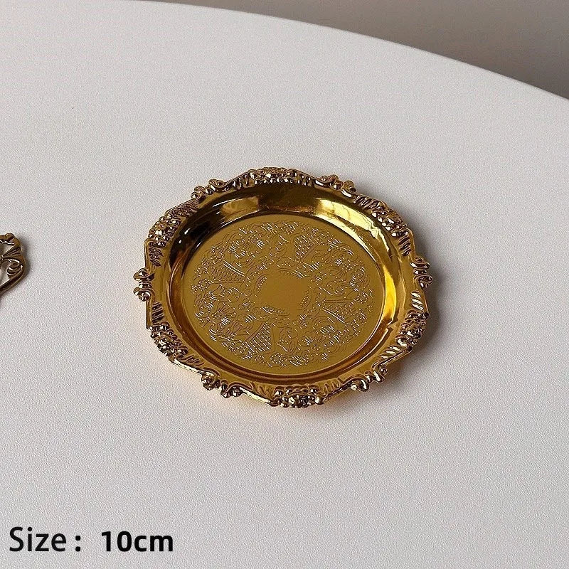 assiettes decoratives argent doré ornements floraux geometriques classiques table dessert bijoux