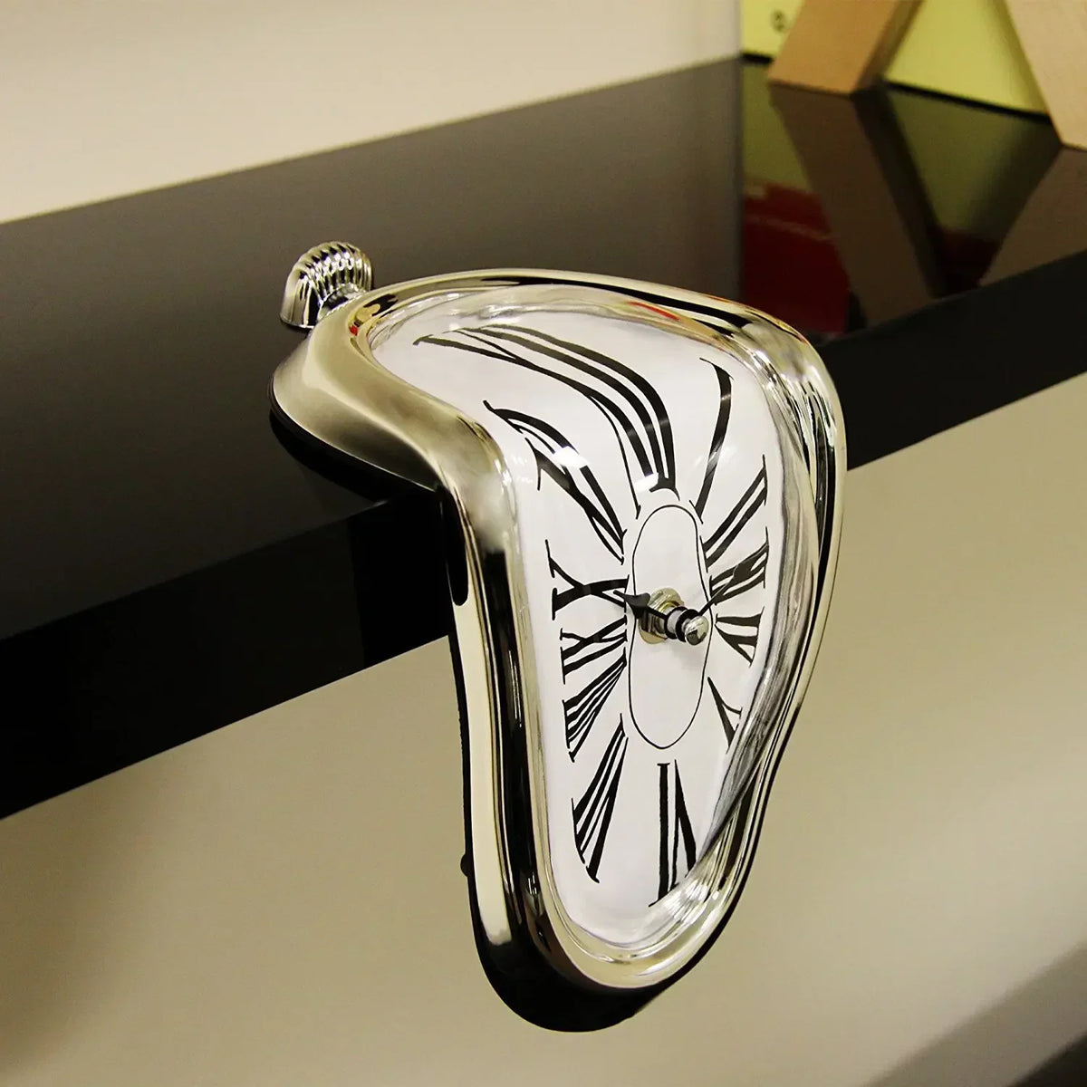 horloge murale classique ancien chiffres romains noir fond blanc doré argenté