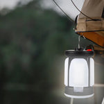 lampe camping rechargeable usb noire blanche crochet métallique bouton rouge moderne pratique