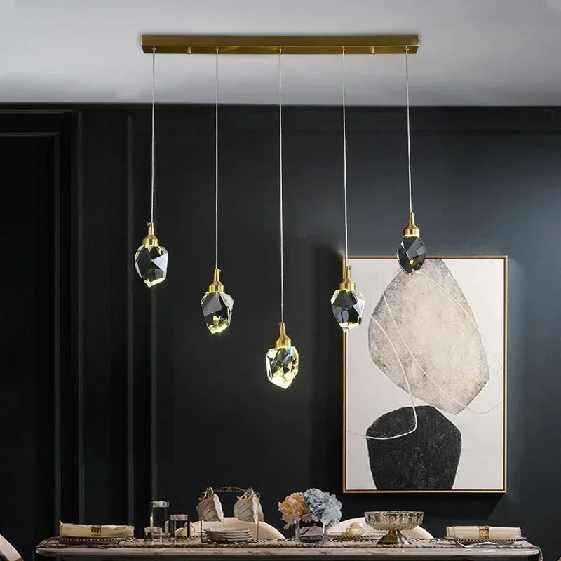 suspension lumineuse moderne or transparent facettes géométriques brillantes chambre salonhôtel