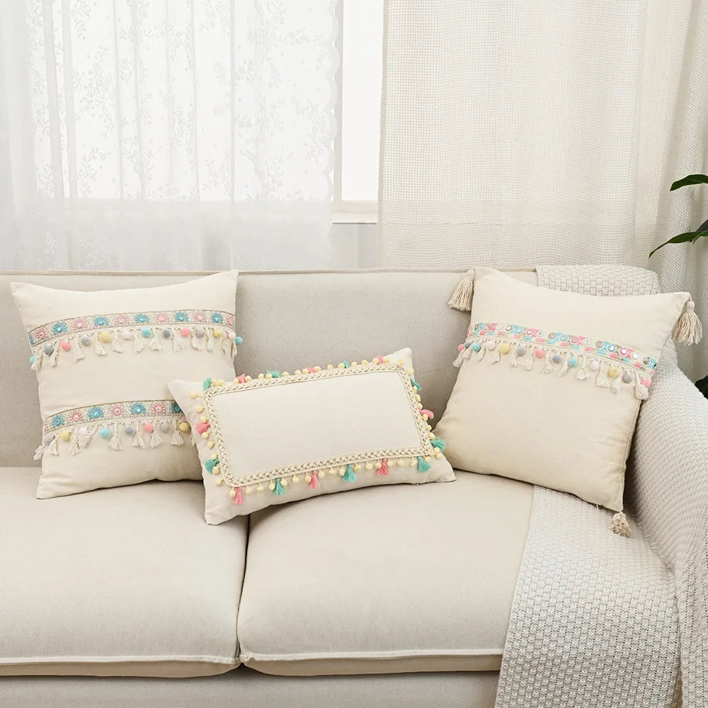 coussins patchwork boho chic beige motifs fleurs pompons opaques décoration salon voiture