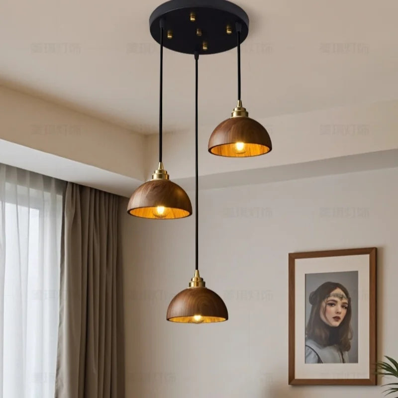 Lampe de chevet bois suspendue LED bleue dans un intérieur minimaliste